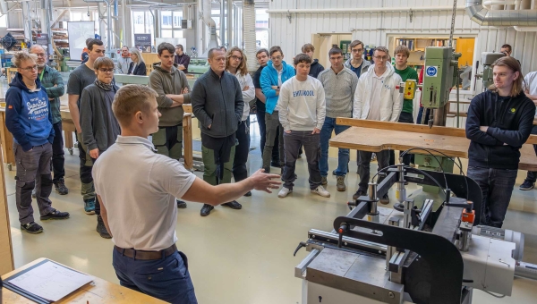Enne võistlustulle astumist kuulasid kõigi kuue kooli osalejad ülesannete tutvustusi. Ühtlasi juhiti tähelepanu, et ükski ülesanne ei ole võetud õhust, vaid on õppekavas sees. Ka räägiti sellest, kuidas üks võistlusvahend, mitmespindliline puurpink, on toodud mujalt, et EWERSi osalejad ei saaks töötada oma õppetöös kasutuses oleva pingiga. Fotod: AIGAR NAGEL
